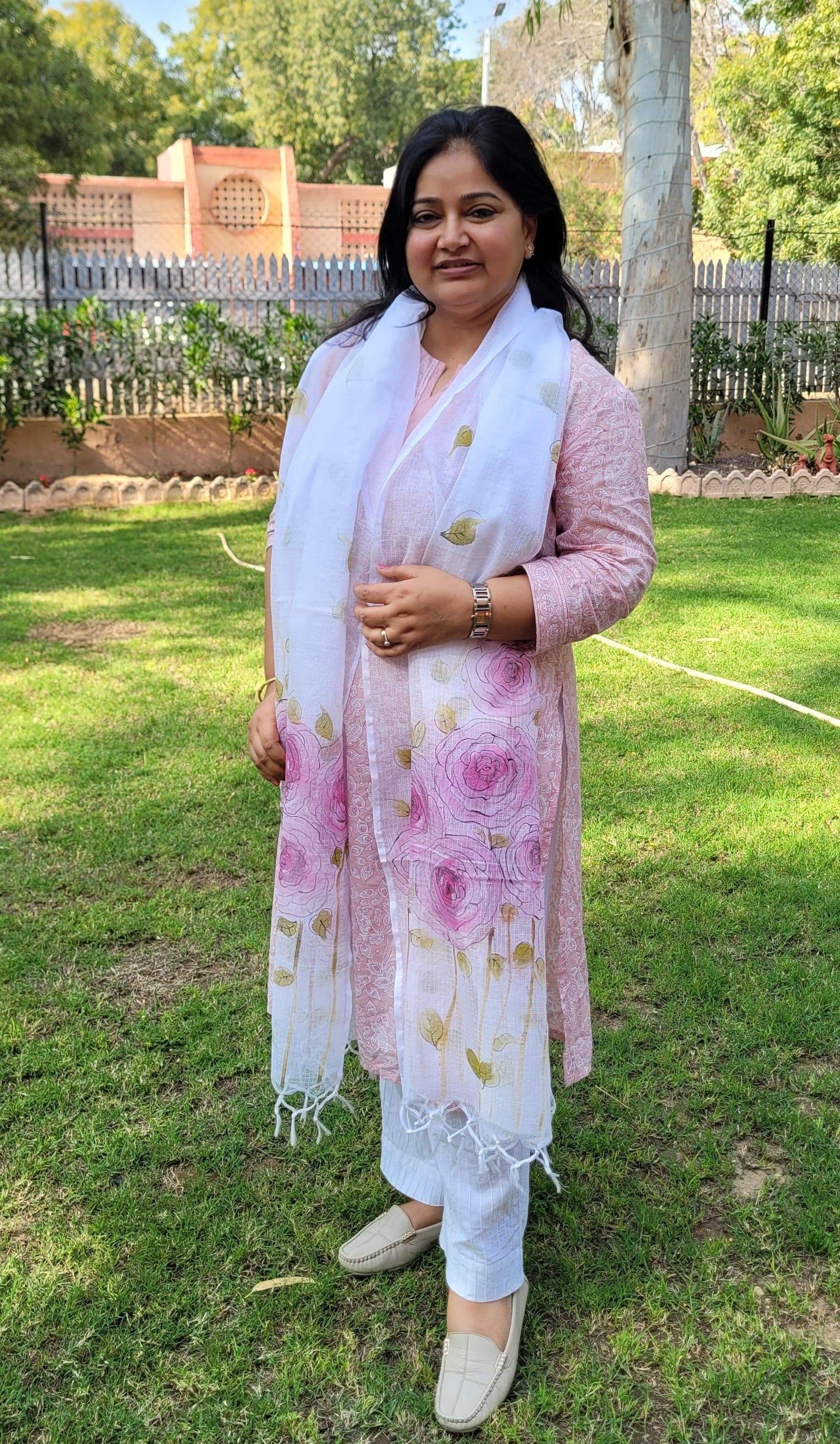 hadpainted rose dupatta