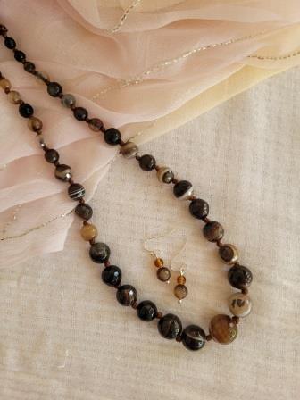 agate bead neckpiece