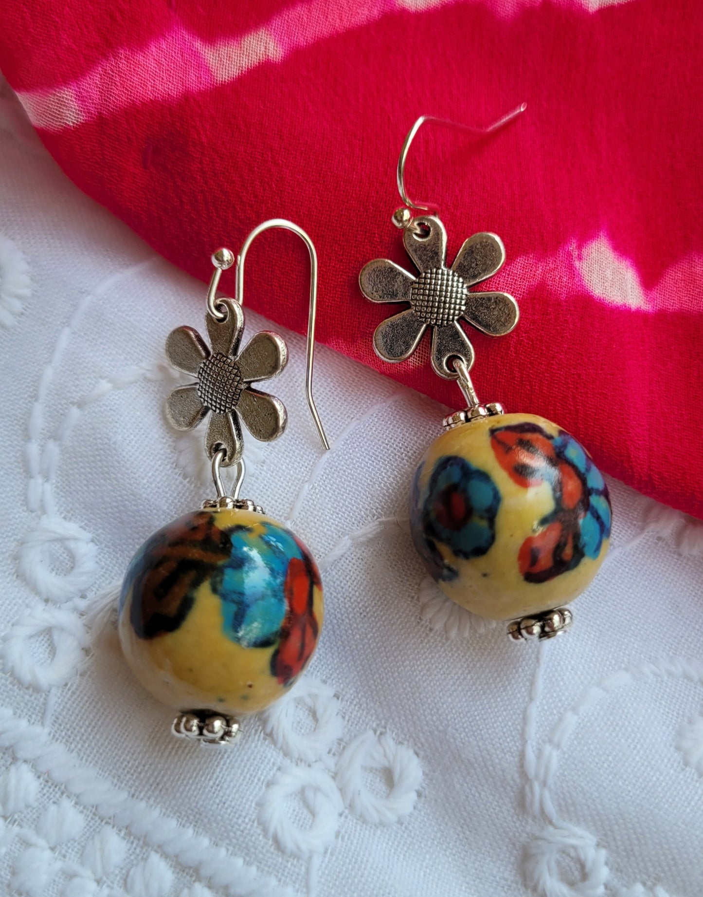 Pair of earrings with floral designs 