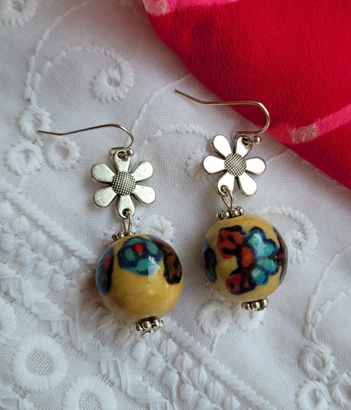 Pair of earrings with floral designs 