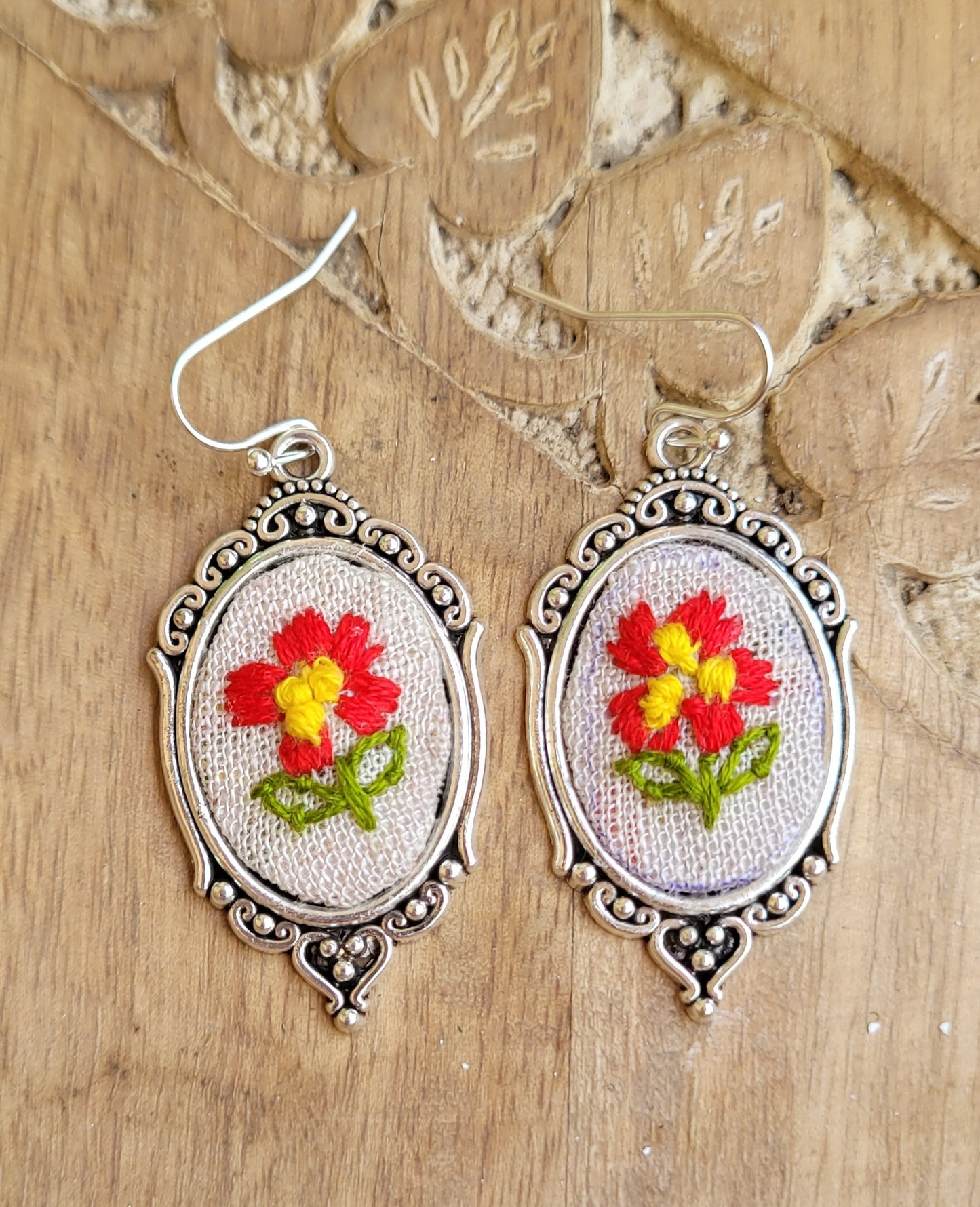Oval-shaped earrings with floral design 