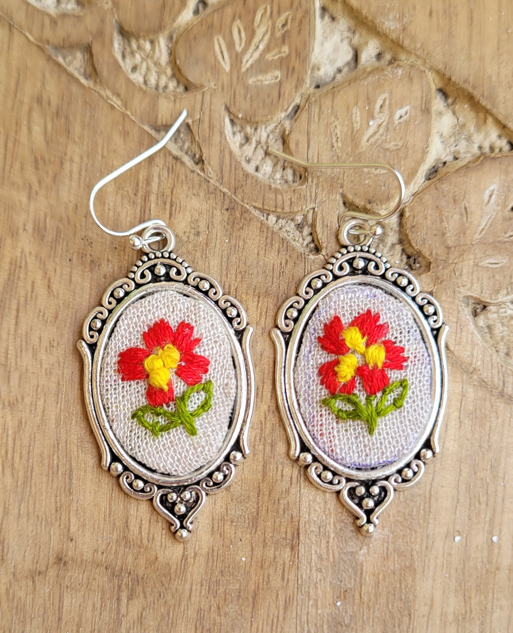 Oval-shaped earrings with floral design 
