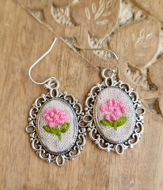 Pair of earrings with floral embroidery 