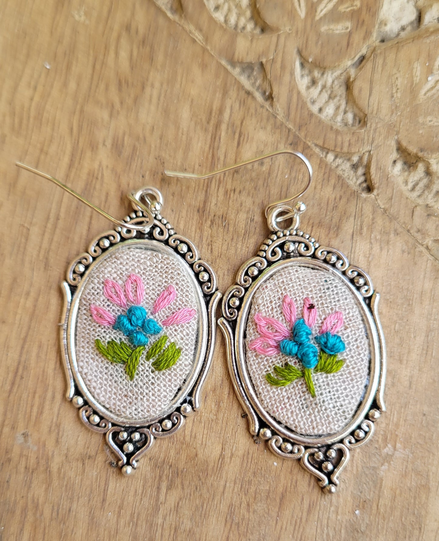 Embroidered earrings with floral design 