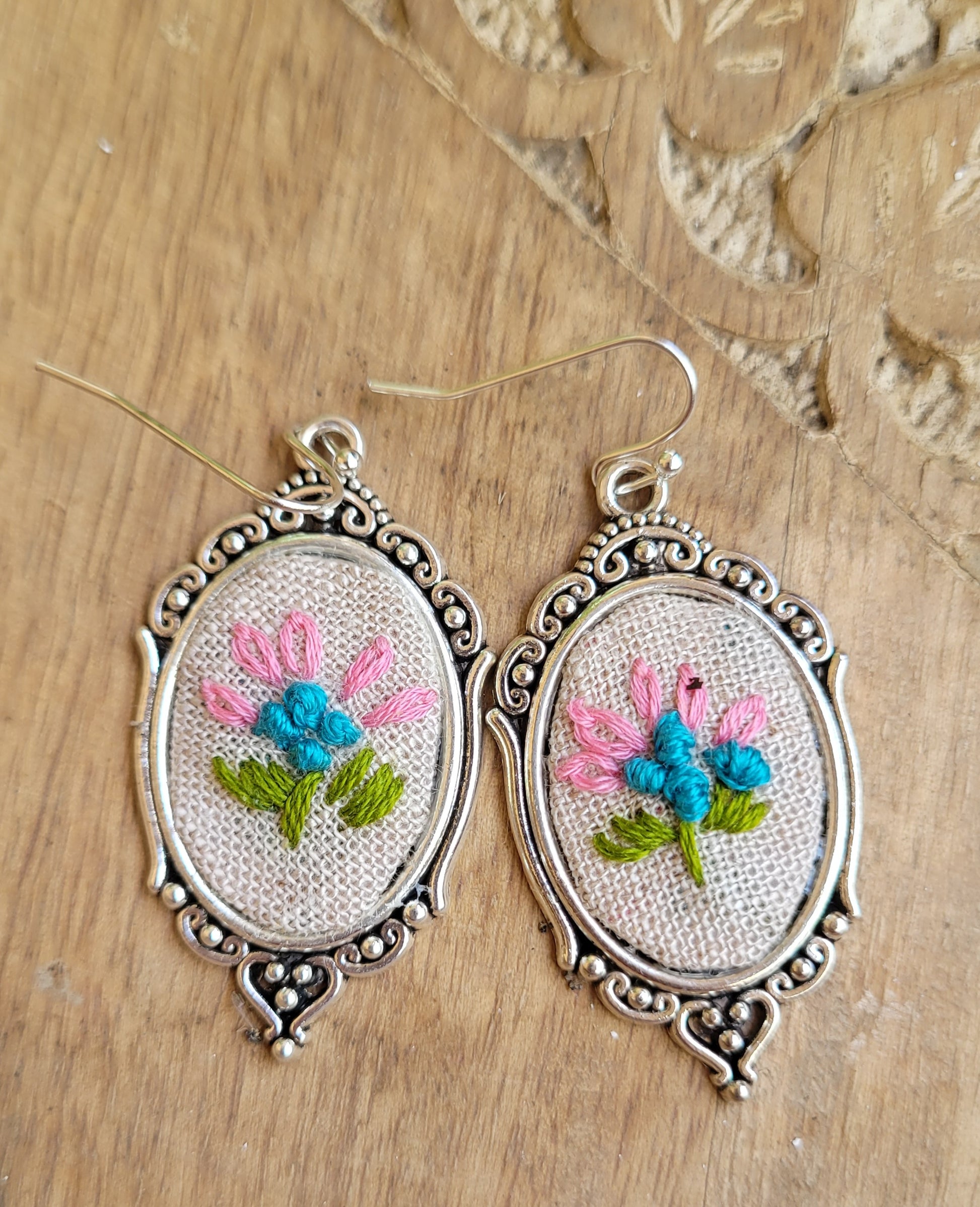 Embroidered earrings with floral design 