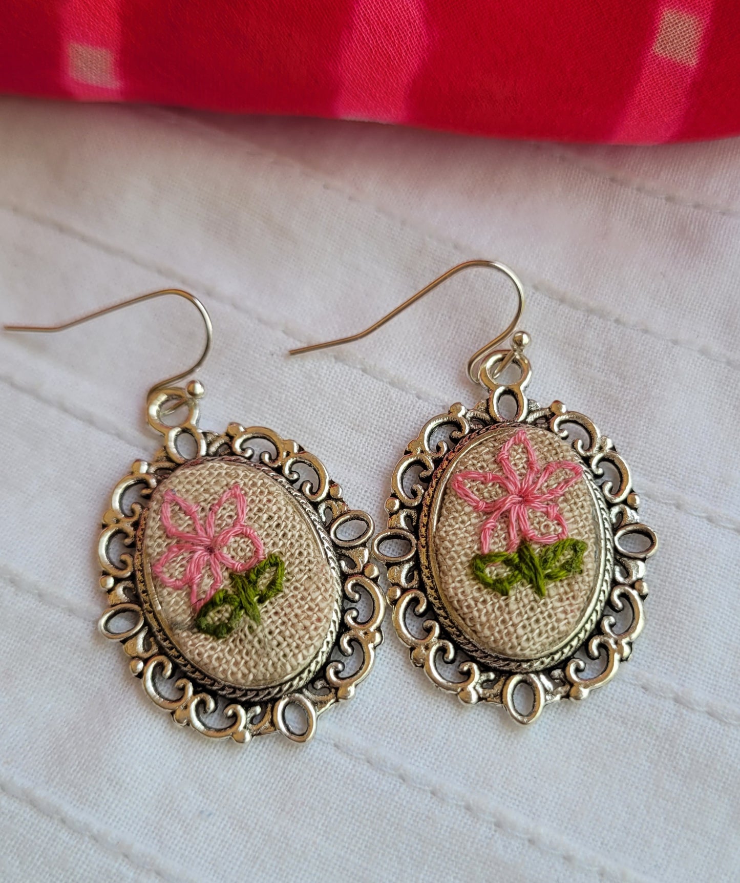 Pair of earrings with floral embroidery e