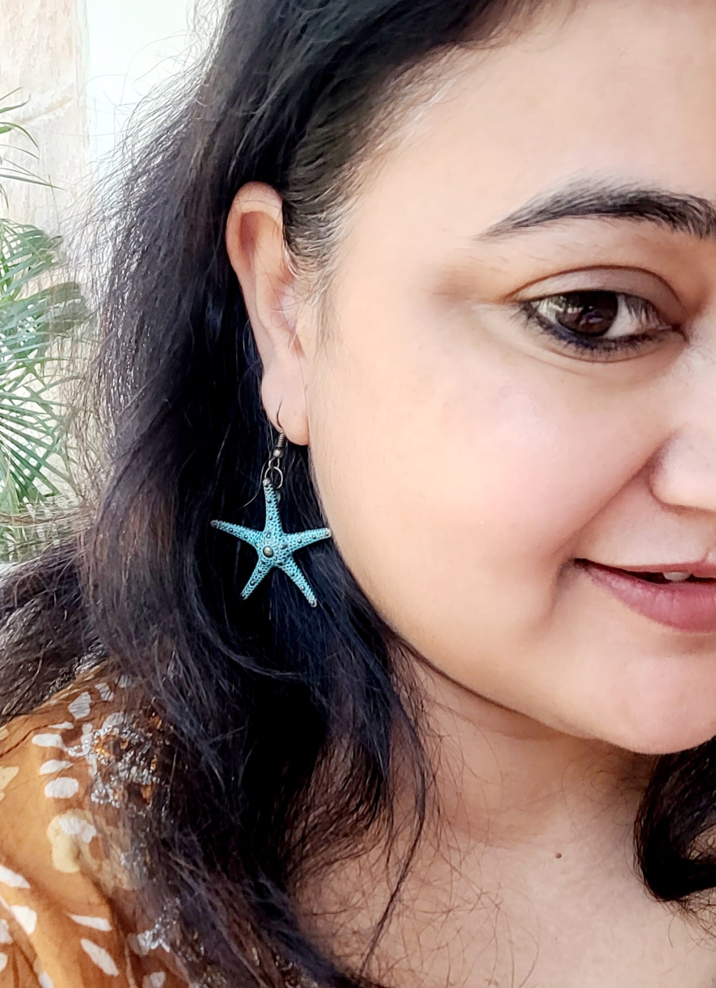  starfish-shaped earring 